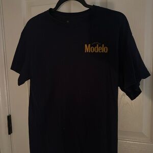 Modelo Black T-Shirt